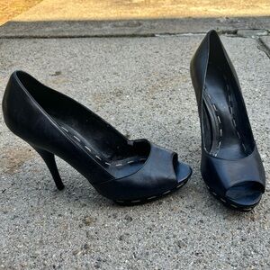 Peep toe Pumps with stitching details